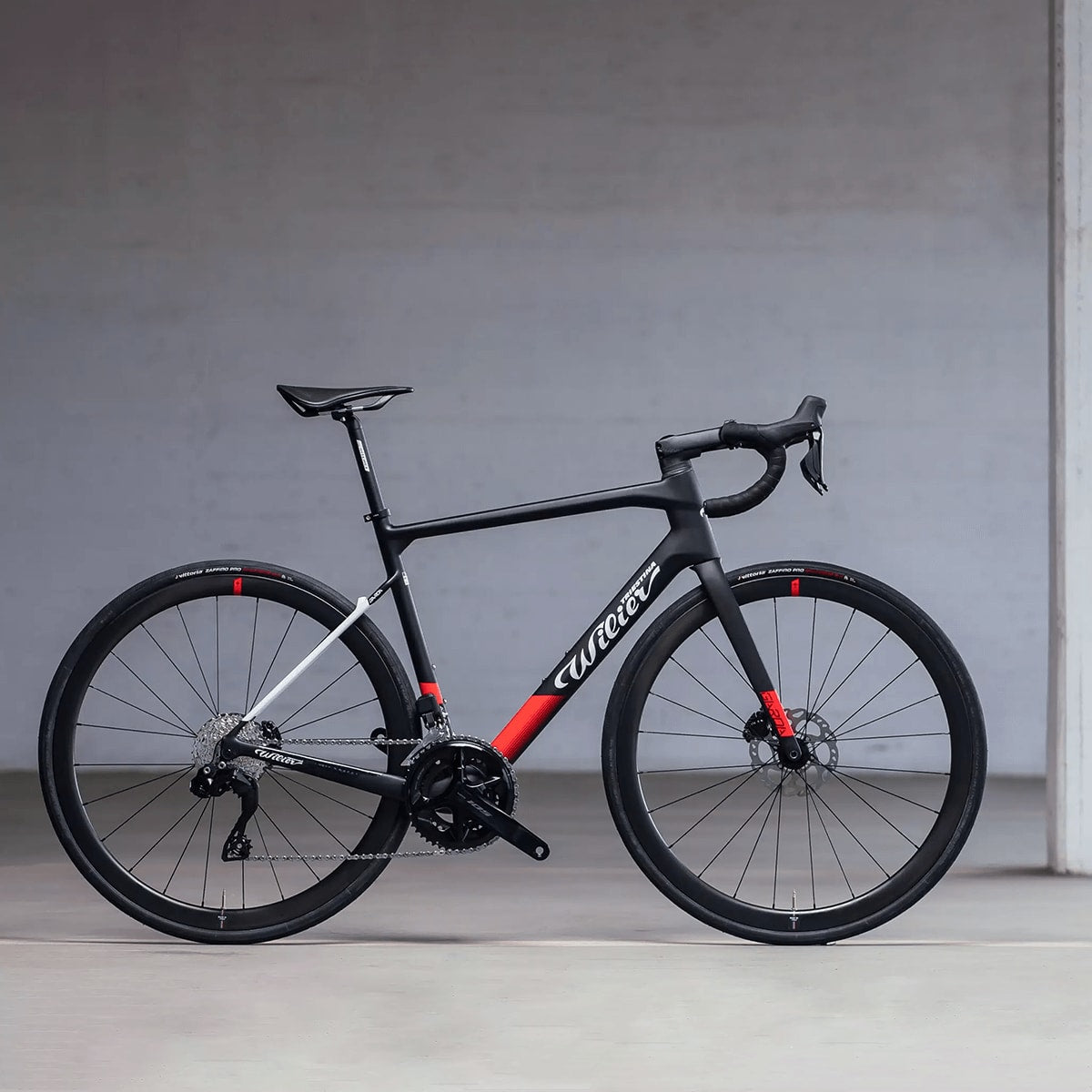 Garda_Disc_Rival_AXS_RX26_Endurance_Road_Bike_-_Black-2_gefkuw.png